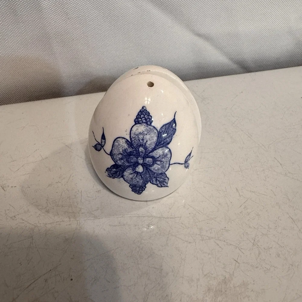 Vintage Blue & White Porcelain Salt/Pepper Shakers Pair Blue Flowers 1/2 Egg‎